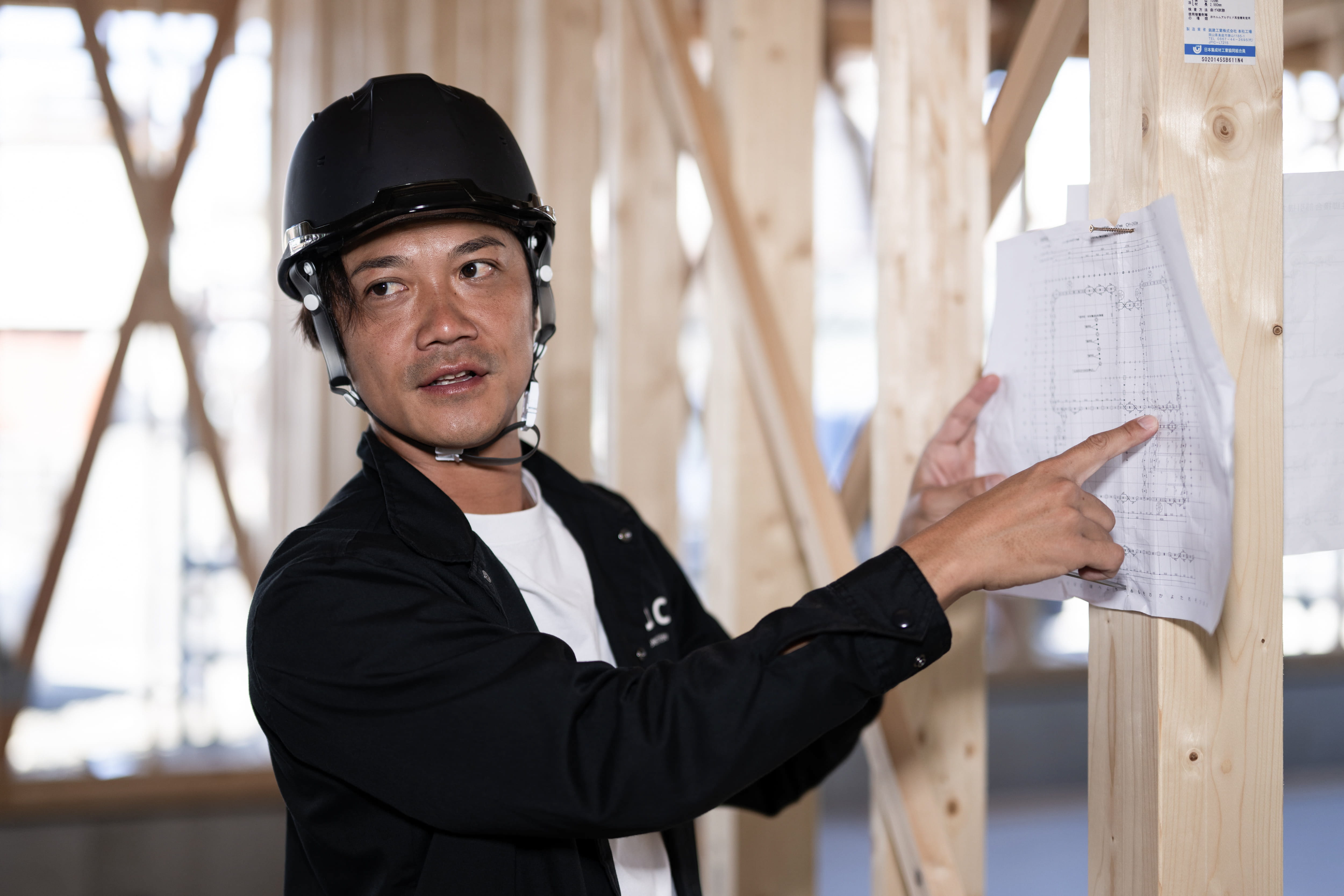 施工現場を管理する様子