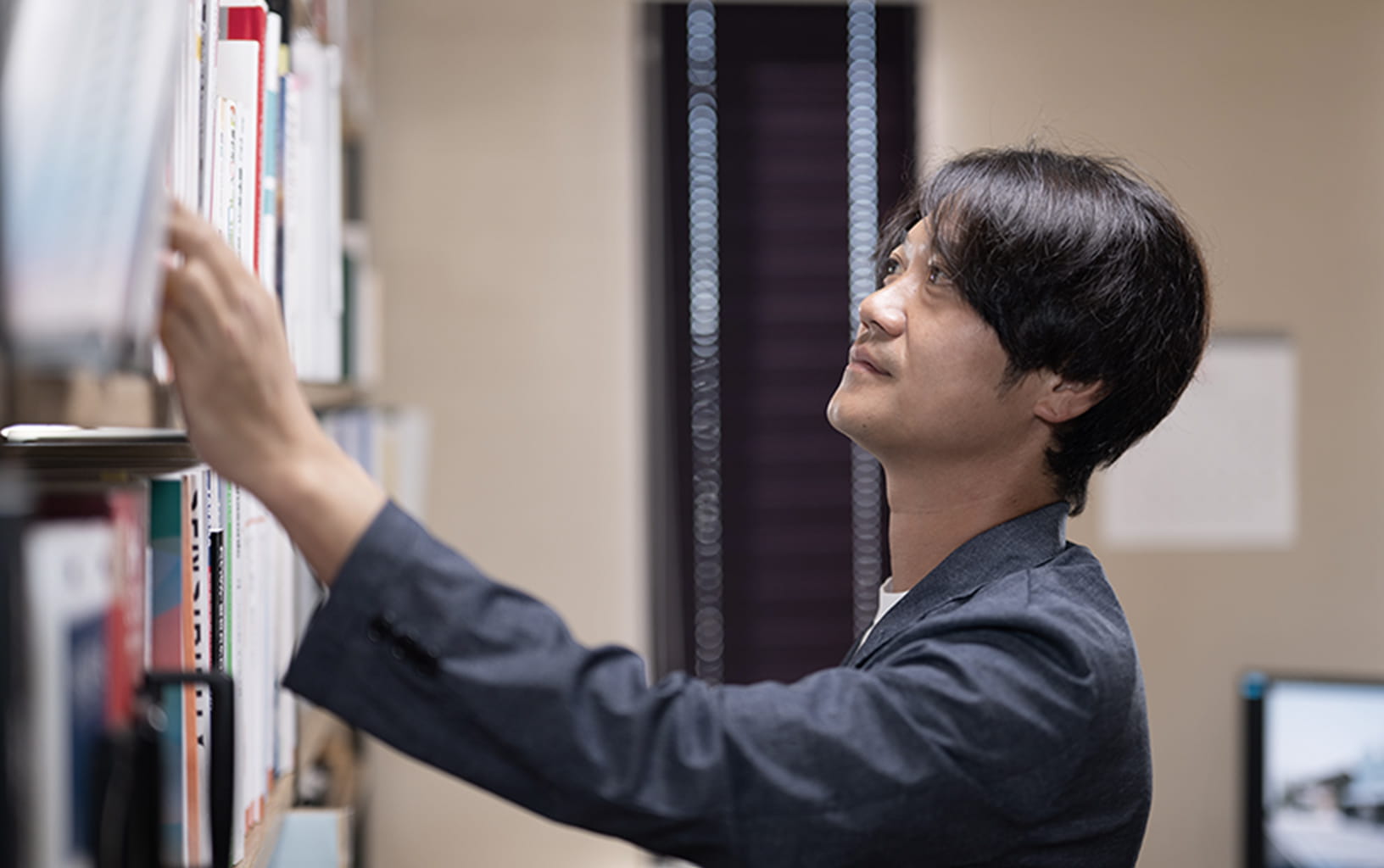 代表が資料を取り出している様子