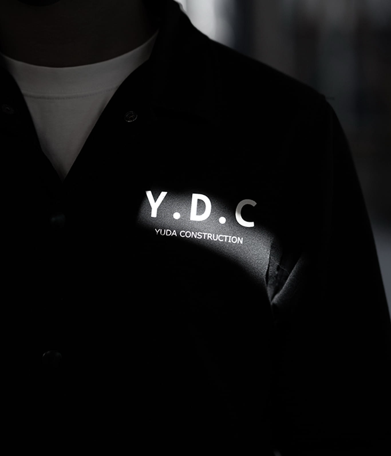 YDCロゴが光っている写真