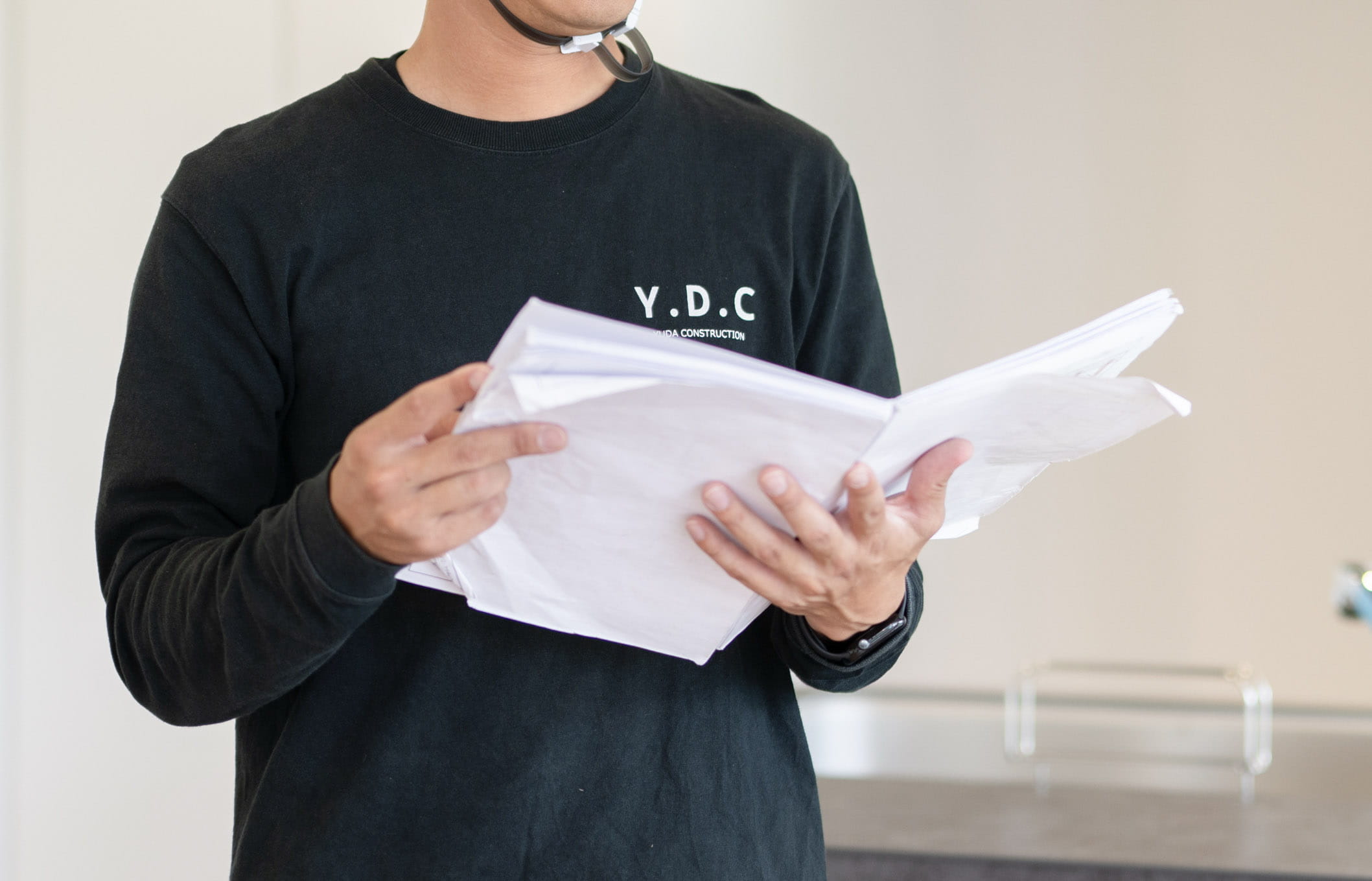 タブレットで現場を確認する施工管理者